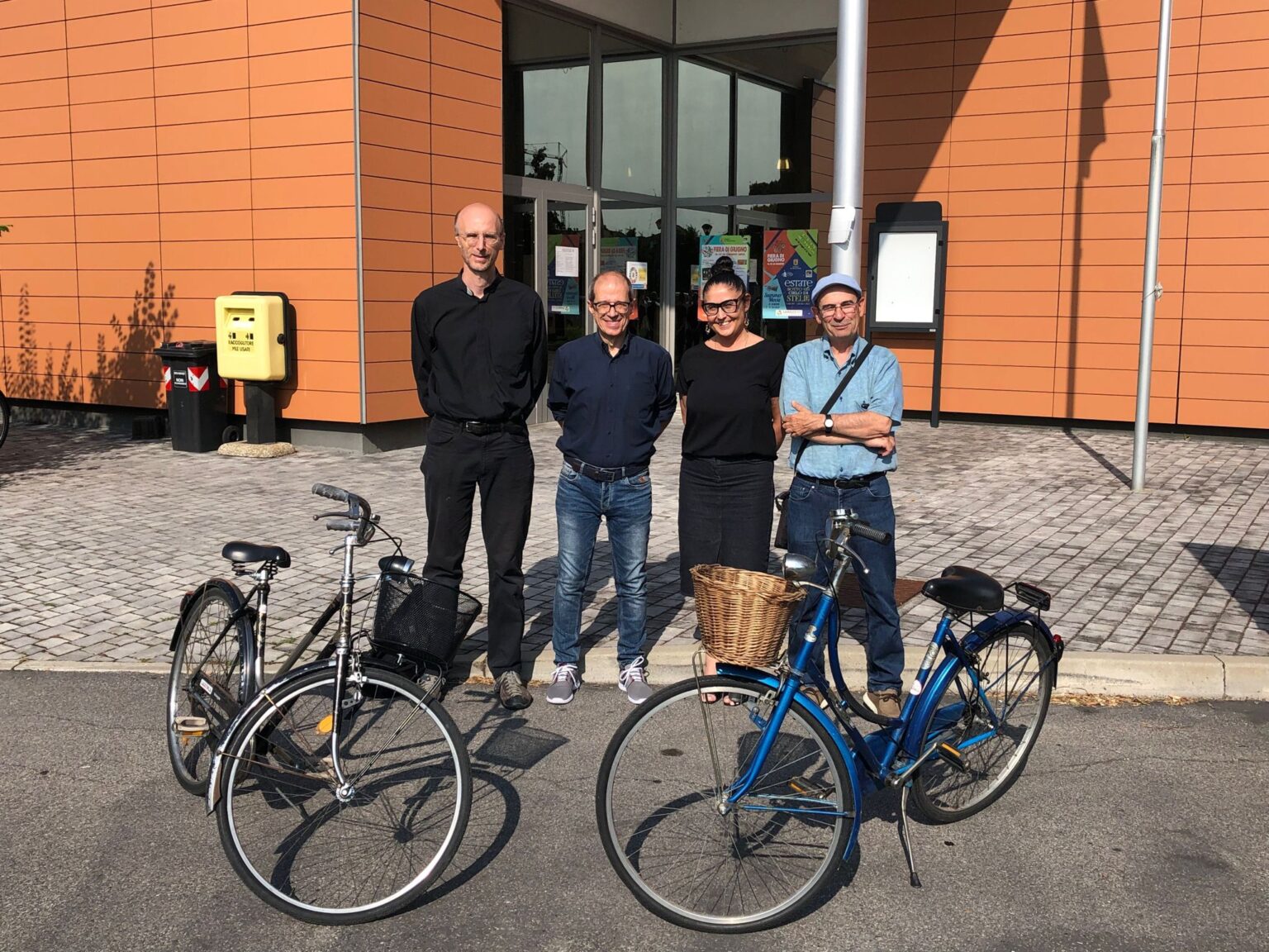 Nella foto la consegna delle biciclette. Da sinistra don Filippo Serafini, Roberto Ganzerli, presidente de “La Zerla”, l’assessore Elisabetta Malagoli, il direttore della Caritas sanfeliciana Stefano Pignatti.